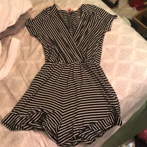 REPOSH Cute black and white striped romper